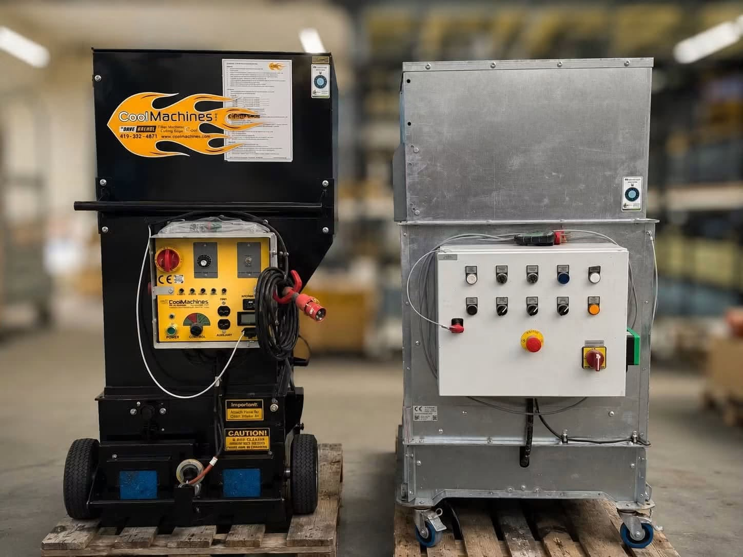 To CoolMachines isoleringsmaskiner side om side på paller