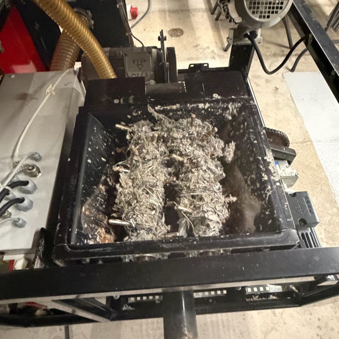 Indersiden af isoleringsmaskine tilstoppet med isoleringsmateriale