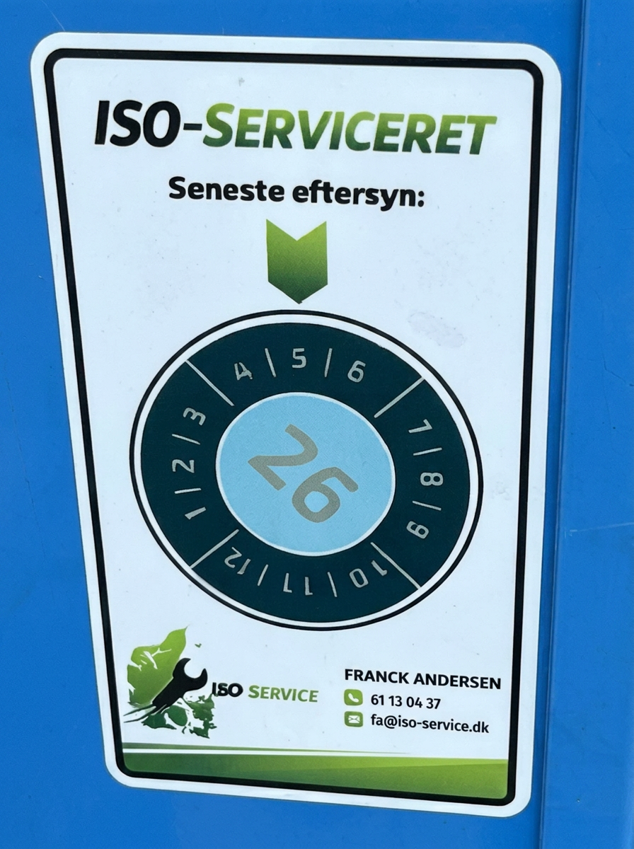 ISO-SERVICERET mærkat med seneste eftersyn på blå maskine